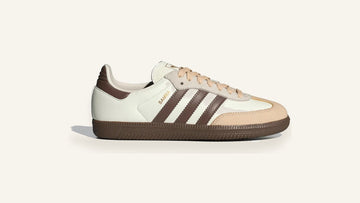 adidas Gazelle Indoor bege em camurça sobre fundo osso
