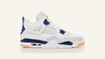 Air Jordan 4 azul e branco em ângulo três quartos sobre fundo osso