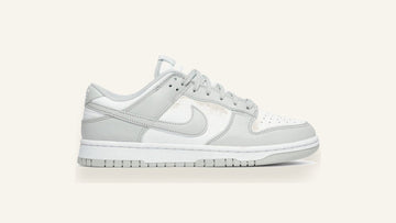 Nike Dunk Low Grey Fog cinza sobre fundo osso