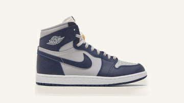 Air Jordan 1 High 85 College Navy azul e branco sobre fundo osso