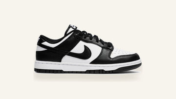 Nike Dunk Low Panda preto e branco sobre fundo osso