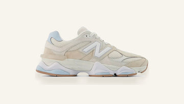 New Balance 9060 bege Bisque Frosted Glass sobre fundo osso