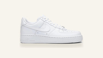 Nike Air Force 1 branco impecável sobre fundo osso